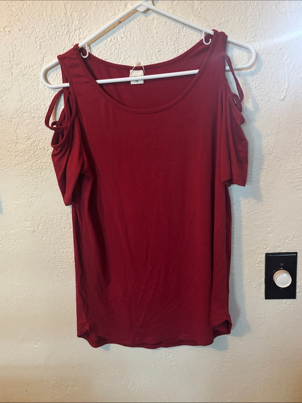 Cold-Shoulder Short Sleeve Top in Wine Red